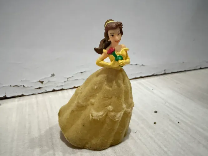 Miniatura da boneca princesa bela e a fera da disney