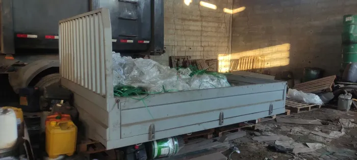 Carroceria de metal reforçada.