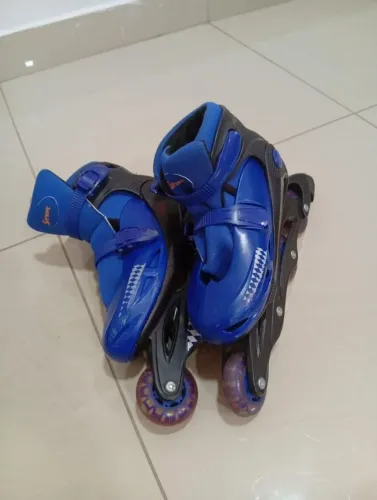 Vendo patins pouco usado.