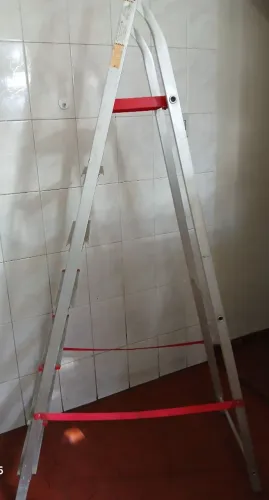 Escada em alumínio com 7 degraus