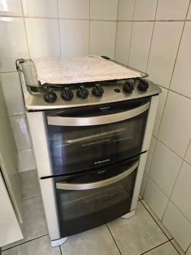Vendo fogão 4 bogas e dois fornos Eletrolux