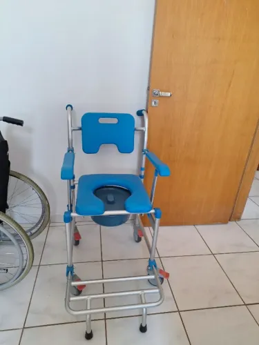 Cadeira de banho e higiene com rodas