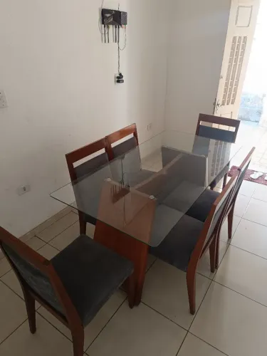 Mesa de jantar com 6 cadeiras em madeira