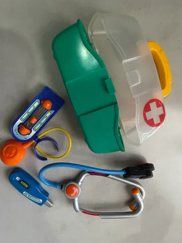 Brinquedos, maleta médica