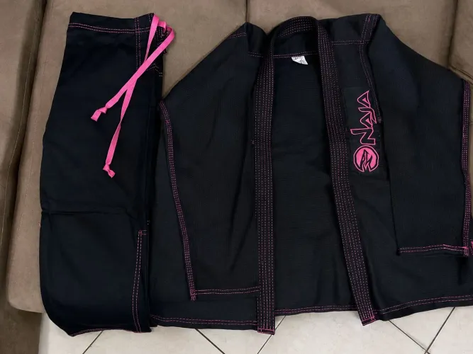Kimono Jiu Jitsu New Colors Feminino Naja Preto com Rosa
