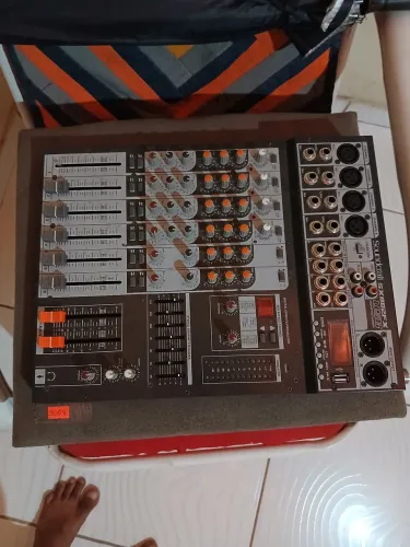 Mesa de Som SX802 FX, 4 Canais<br>Quatro Canais <br><br>Soundcraft *5X802FX*