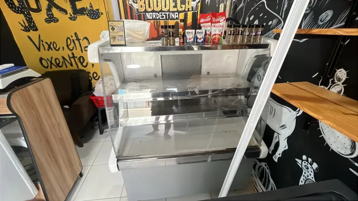 Balcão expositor refrigerador com prateleiras de inox