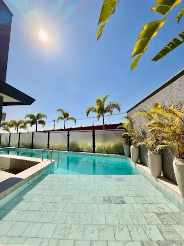 Sobrado de esquina à venda com 5 quartos, sendo 4 suites no Jardins França, Goiânia. Go.