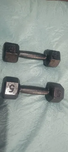 Halteres para treinos ou academia.
