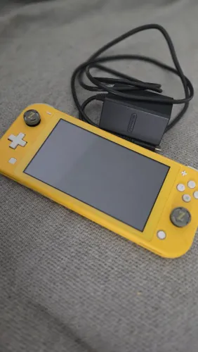Nintendo Switch Lite + Cartão de memória 128gb + Carregador original Nintendo + Grips