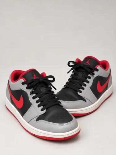 Tênis Nike Air Jordan 1 Low Preto, Cinza e Vermelho - Tam. 41