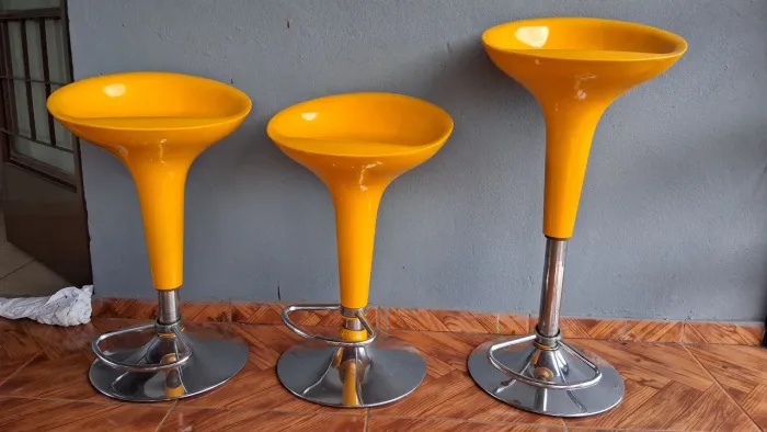Banquetes giratórias amarelo estilo tulipa