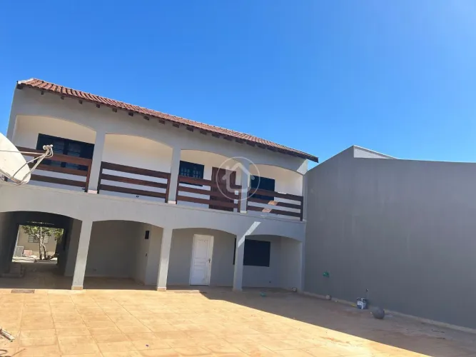 SOBRADO SUPER ESPAÇOSO COM EDICULA