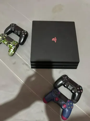VENDO Ps4 pro com 4 controles 1TB