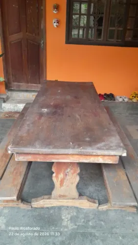 Mesa de madeira maciça