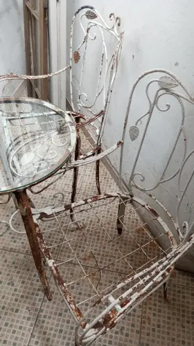 Mesa com cadeiras de ferro área externa 