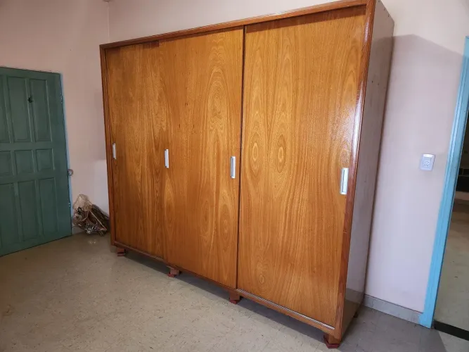 Guarda-roupas casal em madeira