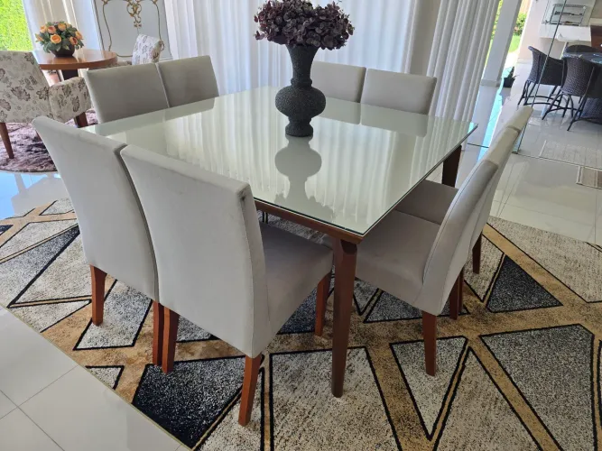 Mesa quadrada com cadeiras