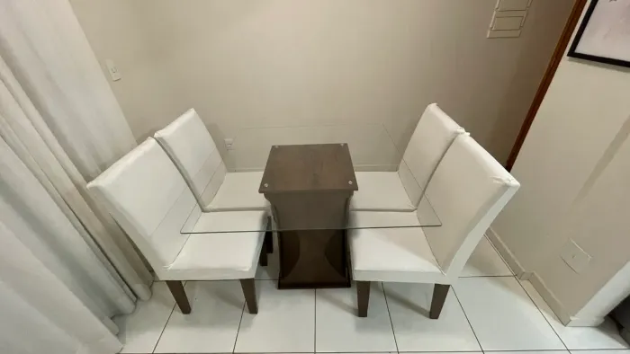 Mesa de jantar com 4 cadeiras 