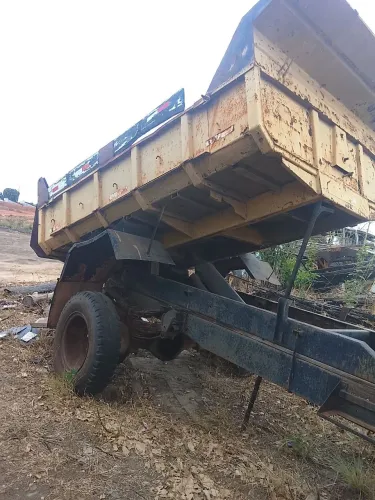 Vende-se um basculhante no toco