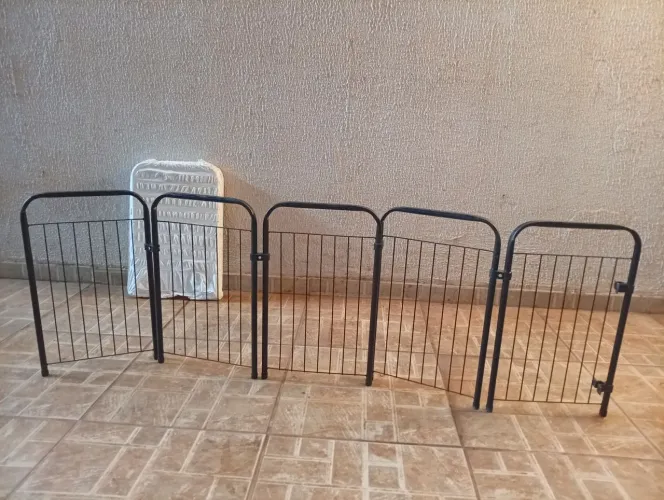 Dois cercados para Pet (usado e novo)
