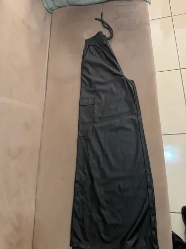 Vendo Calça pantalona Couro fake nova ( produto novo )