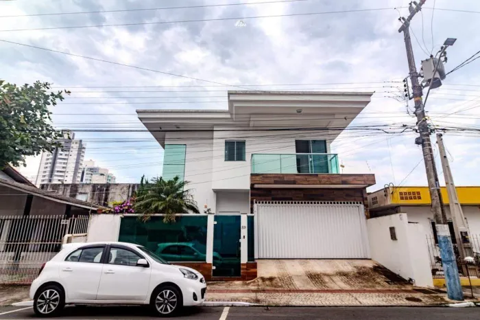 Casa de alto padrão localizada na Rua 2448, no Centro de Balneário Camboriú