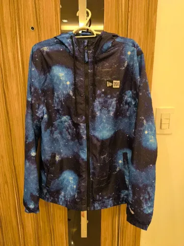 Jaqueta corta-vento New Era Windbreaker Intergalactic Trip