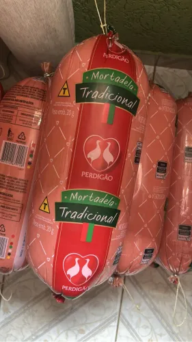 3 peças de mortadela de 5 kilos por 100 reais 