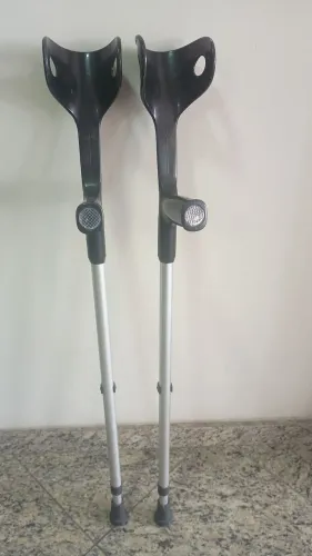 Vendo um par de muletas de cutuvelos