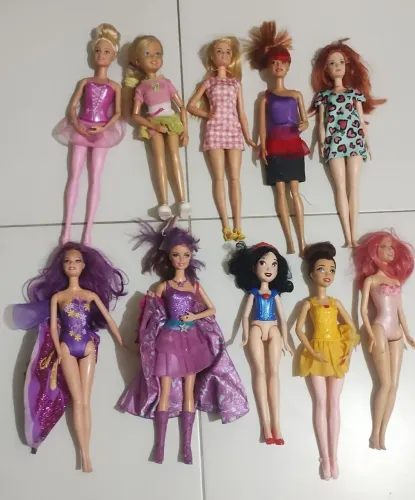 Lote 30 Bonecas Barbies