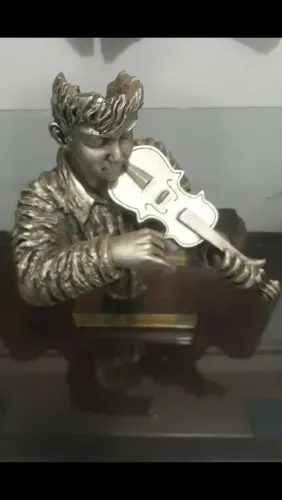 escultura músico violinista