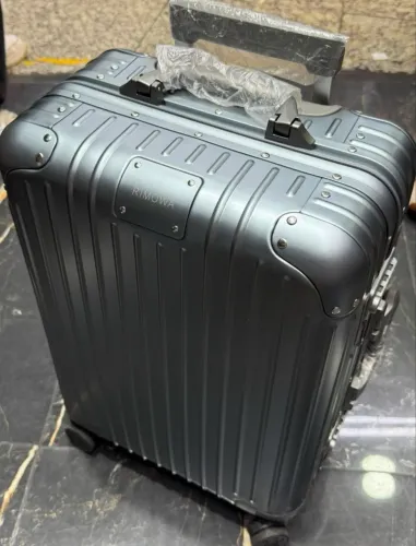 Mala de bordo Rimowa em alumínio cinza