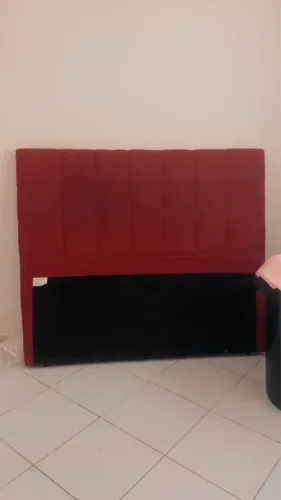 Vendo cabeceira de cama de casal , cor vermelho vinho conservada