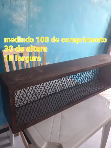 Prateleiras de madeira com tela