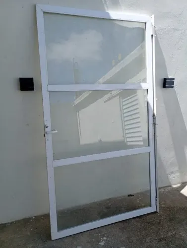PORTA E JANELA DE ALUMINIO COM VIDRO