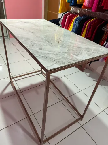 Mesa de metalon + Arara+porcelanato