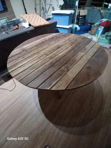 MESA REDONDA DE MADEIRA MACIÇA. 