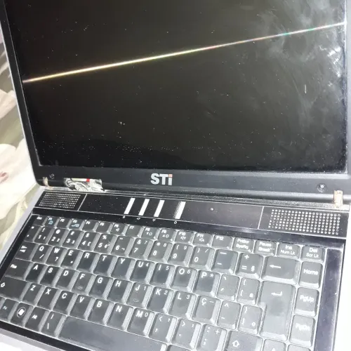 Notebook Sti Infinity com defeito para retirar peças 