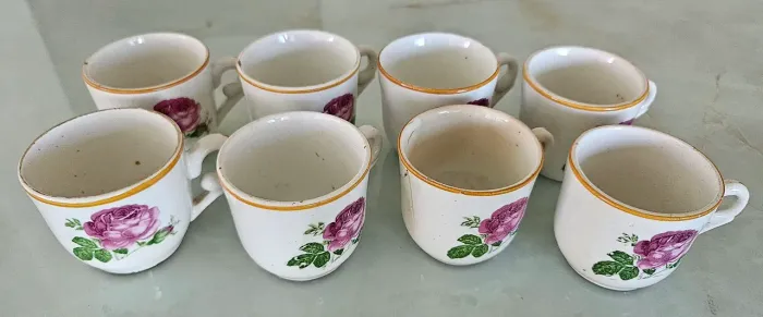 Conjunto de 12 Xícaras pequenas antigas de porcelana (vintage)