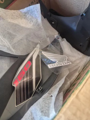 Aba tanque cg fan 160 lado direito cinza 2019
