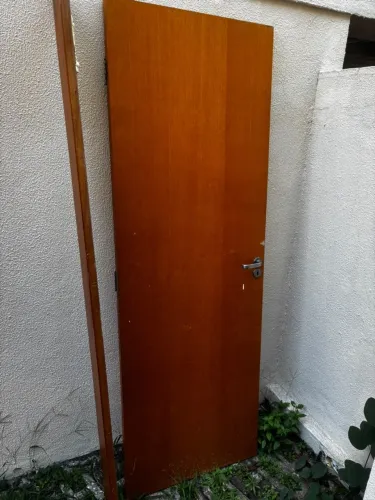 Porta de Madeira com Marco, Alisares, Fechadura e Dobradiças