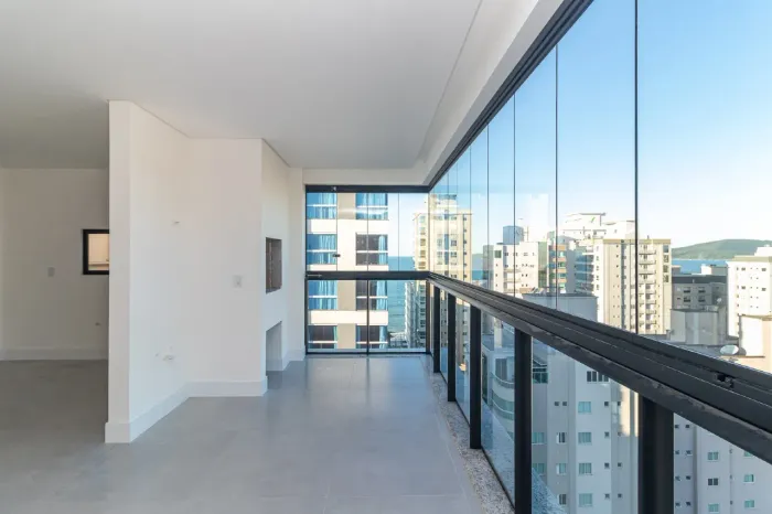 Cobertura com 3 suítes vista mar no edifício La Victoria na Meia Praia em Itapema
