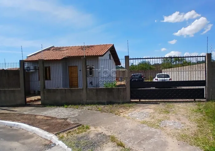 CASA COM PATIO GRANDE A VENDA 1 QUARTO, ACEITA PET