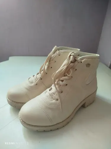 Bota semi nova numeração 31