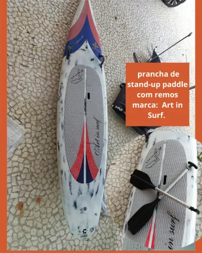  prancha de stand-up paddle com remos marca:  Art in Surf. 