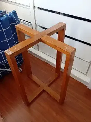 Mesa de jantar de madeira com vidro jateado