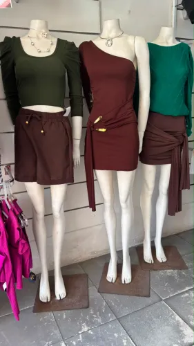 Manequim Feminino Adulto em Fibra para Loja - Corpo Inteiro com Base