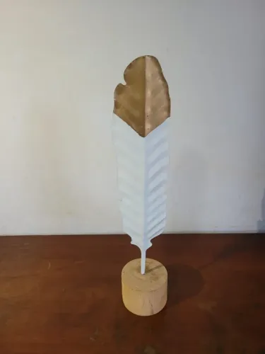 Escultura pena de metal branca com dourada