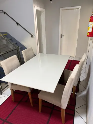 Mesa para jantar e cadeiras
